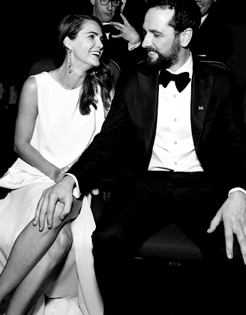 missbones:Matthew Rhys and Keri Russell killing us @ Emmys 2016