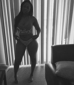 thicksexyasswomen:  thegrocerylista1:  #topnotch_baddies 😍😫😍😫 Featured Model @baddcella  Stay