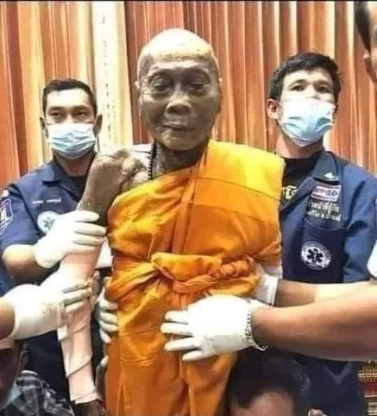 Eccezionale!!!
Un monaco tibetano è stato scoperto nelle montagne del Nepal. È considerato la persona più anziana del mondo con 201 anni. È in uno stato di trance o meditazione chiamato “takatet”. È stato trovato avvolto in una pelliccia e alcuni...