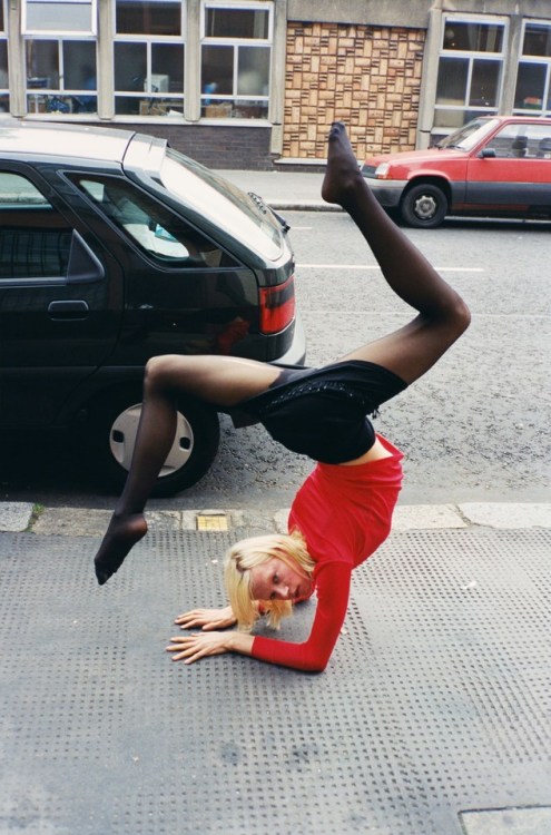 finnishlegsnfeet: sendommager:“Domenique on a go-see”photographed by Juergen Teller pant