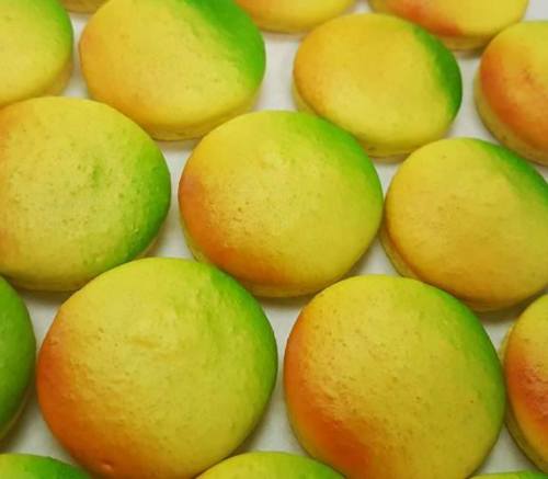 Mango Curry Macarons!