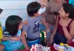 yodiscrepo:  De como una fiesta infantil acaba en una batalla campal.  Mueraaaaan!!