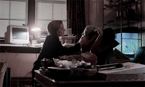 verafarmiga:mulder &amp; scully + crouching down to comfort each otherfor @iconicscullyoutfits ♡