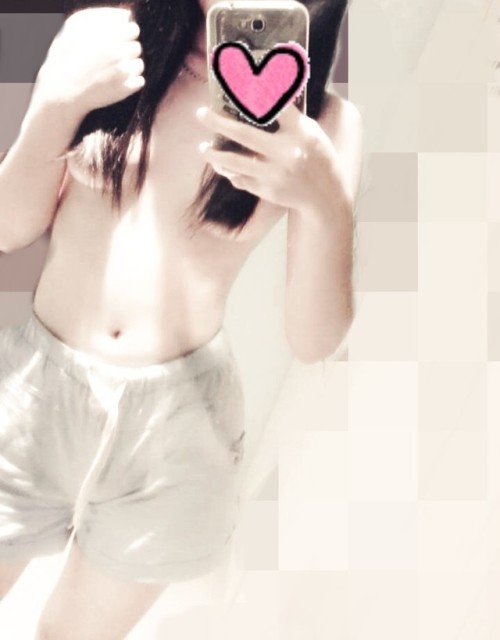 nuttypuppycloud: 各位哥哥早 &lt;3就先讓哥哥們看胸型吧~各位哥哥喜歡我的胸型嗎? 是圓圓挺挺的唷可以留下你們的感想唷~好評的話妹妹才會繼續PO噢~~ 胸型超圓超美 幫你分