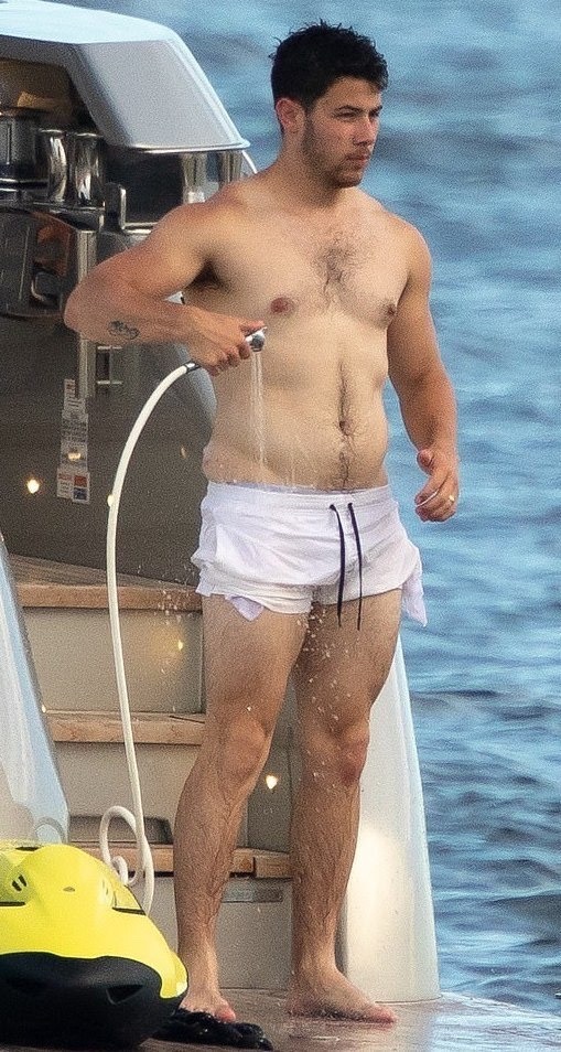 bigboldblog:belliesnass-deactivated20190806:Nick Jonas’ impending weight gain is killing me! I just want his love handles and belly to explode! And that ass in the first pic is so fat! I love the fat spilling over his tight waistband in the last