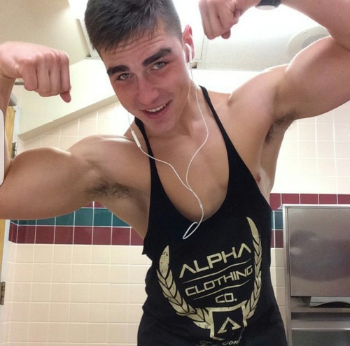 jarheadtamer: Is the USAF trying to tease me? Flexing and showing off for his man back home while on