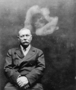  Spirit photograph of Arthur Conan Doyle taken by the ‘spirit photographer’ Ada Deane in 1922, the same year in which Conan Doyle’s The Coming of the Fairies tried to convince the British public that fairies and gnomes existed. See the pictures