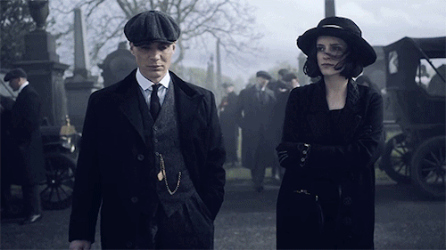 thesoldiersminute:— PEAKY BLINDERS S02E01 #tommy shelby#ada thorne#s2#gifset