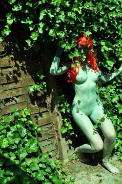 batman-bodypaint:  Poison Ivy body paint