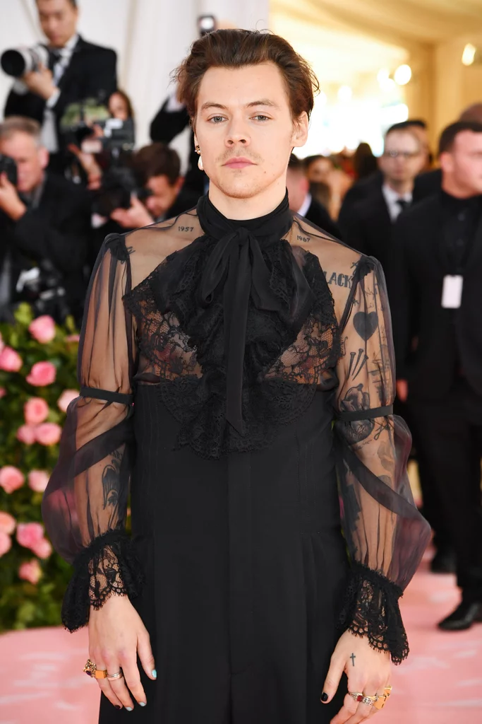 ruffboijuliaburnsides: captmarble: billy porter did not absolutely pop off with that met gala look only for some of y'all to call harry styles the king of camp i- Okay look.  LOOK. Harry looks pretty good for a straight boy.  It’s classy and campy