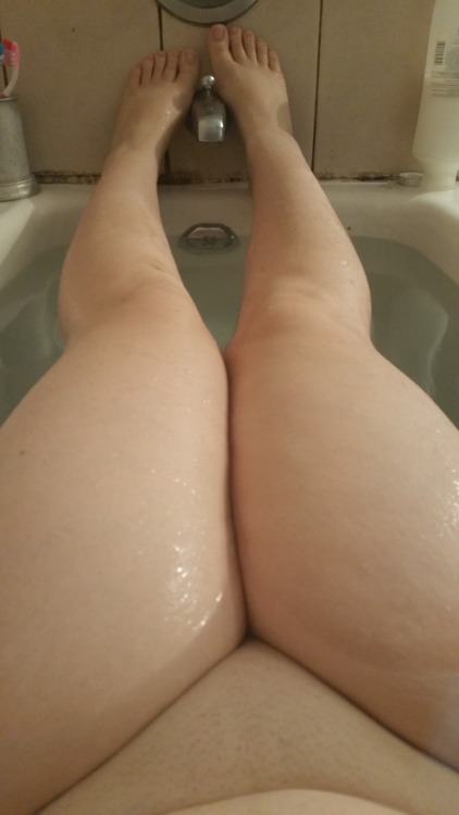 skella-whore: Bathtime to cure the saddness!