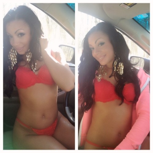 Getting ready in the car for the snow ⛄ #Connecticut #janetlissette @linkzphoto @elm_magazine #red #