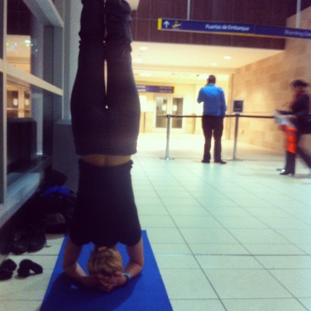 Our first time doing full on yoga at the airport! Bring on waking up xoxo (at Aeropuerto Internacional Mariscal Sucre - Nuevo)