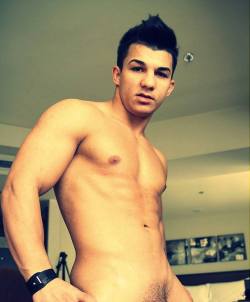 2sthboiz:  THIS DUDE IS SO HAWT YUM!