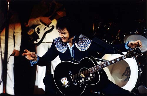 mrsickboy50:  Elvis Presley in 1975… such a sexy man. 