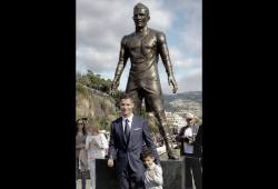 In this picture please somebody tell me what you see wrong with the statue. LOL