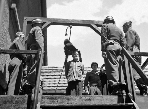 U.S.Military authorities prepare to hang Dr. Claus Karl Schilling atLandsberg (Germany, May 28th,194