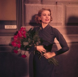 graceandfamily:  Grace Kelly Leaving New York in April 1956 — Grace Kelly Leaving New York. En 1956, à New-York, portrait en extérieur de Grace KELLY, en robe, tenant un bouquet de roses. 