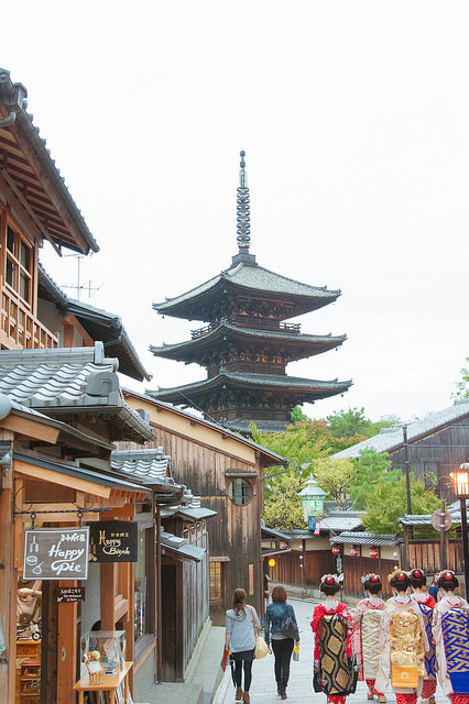 japan-overload:  もう一度　八坂の塔 by TKBou on Flickr. 