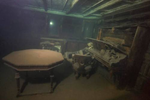 nomoretimetodie:  CENTURY OLD SUNKEN SHIP PRESERVED IN PERFECT CONDITION BENEATH LAKE SUPERIORGunild