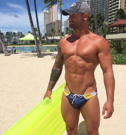 themusclehead:  Ball cap + speedo + muscles