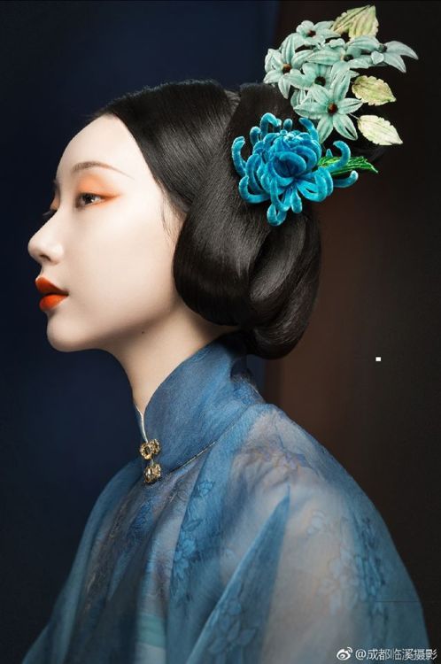 ziseviolet:Traditional Chinese hanfu and hair ornaments called “ronghua” (velvet fl