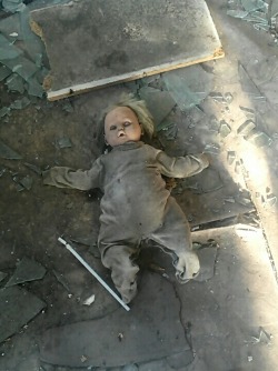 beneathesnow:  A doll we found while exploring an abandoned house, sixpenceee