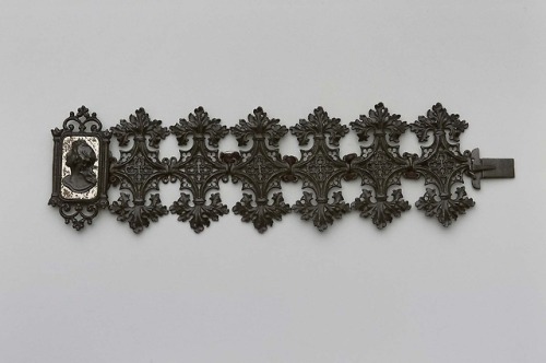 lesmiserablesfashions:Bracelet c. about 1825 [x]