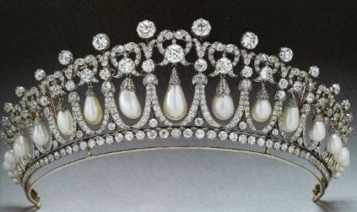 gracefilm:GraceFilm’s favorite tiarasThe Fleur de Lys Tiara (Spain)The Leuchtenberg Sapph