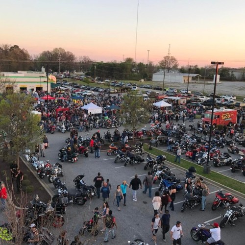 Bike night @harleydavidsonofgreenville. #harleydavidson #yeahthatgreenville #motorcycle (at Harley-D