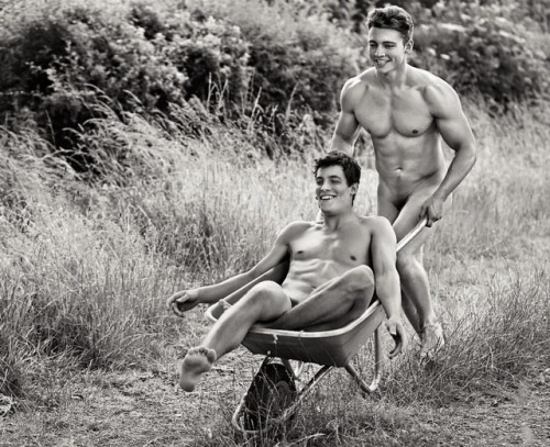 leebeedo:  boyswithoutbriefs:  Naked play      (via TumbleOn)