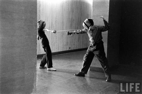 Casual fencing(Nina Leen. 1957?)