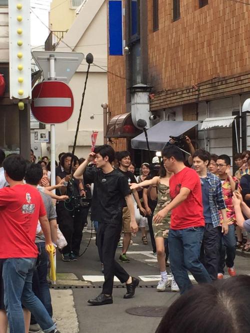 Miura Haruma (Eren) and Mizuhara Kiko (Mikasa) were spotted in Nagasaki just now filming a TV special!No doubt part of the SnK live action promo cycle!
