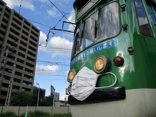 nippon-com:This is how serious Japan is about wearing face masks. A Sapporo street car has now donned a giant masuku as a way of encouraging riders to do the same. 