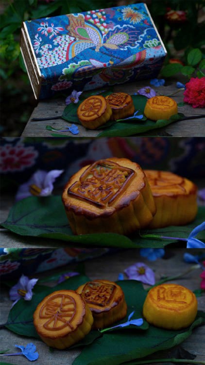 yansanniang:@ 李子柒 Mooncakes for mid-autumn festival in a gorgeous container, by famous Chinese vlogg