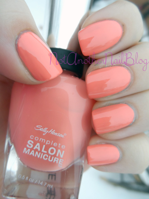 Sally Hansen has recently updated their entire Complete Salon Manicure line, and let me tell you, I am impressed.
This beauty is called Peach of Cake (uuugh, the names… Haha!) and I was fully prepared to dislike this color.
Colors like this are not...