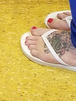 happy-feet-814:Loooove tatted feet!