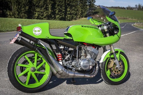 Green Meanie: Kawasaki “KR800” by Ralf Krämer of @triple_klinik_gl — an 800cc, 130-hp two-stroke tri