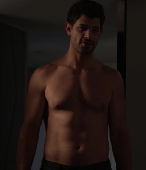 hotashellcelebmen: More here : https://auscaps.me/2017/04/12/damon-dayoub-shirtless-in-grace-and-frankie-3-05-the-gun/ 