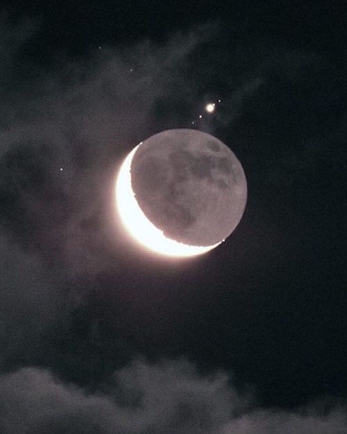 ufo-the-truth-is-out-there:Jupiter and 4 of her moons peaking out from behind our moon! 