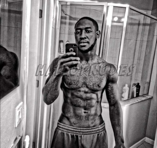 hallofnudes:  Who doesn’t love some dark chocolate