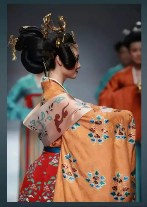 Reproductions of historical Chinese costumes after the Mogao caves murals