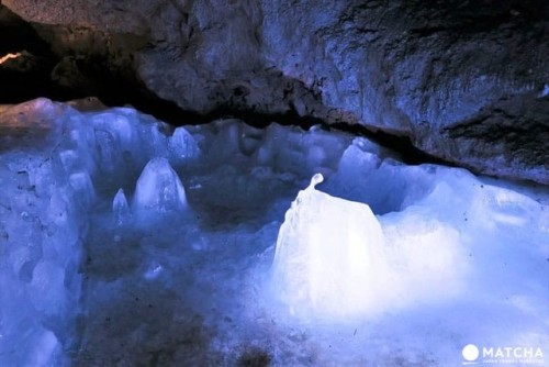  Fugaku Fuketsu Wind Cave: A Natural Fridge At The Base Of Mt Fuji!  Mount Fuji is the symbol of Jap