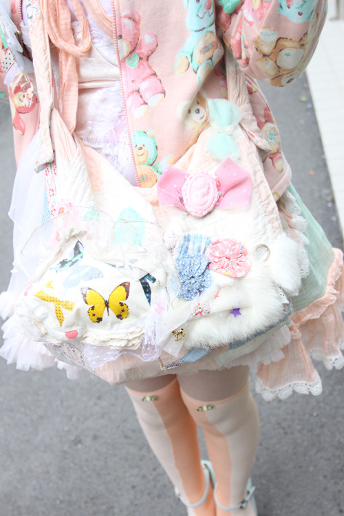 abi-kawaii:  This outfit is beautiful! And that bag, with all the textures and added