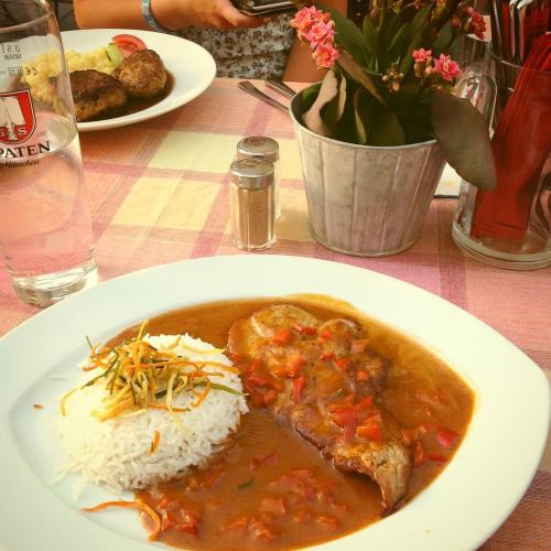 The most beautiful pork schnitzel with paprika sauce #food #foodporn #münchen #munich #foodie #schni