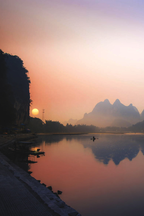 lmmortalgod:  wavemotions:  Morning Fishing at Li River