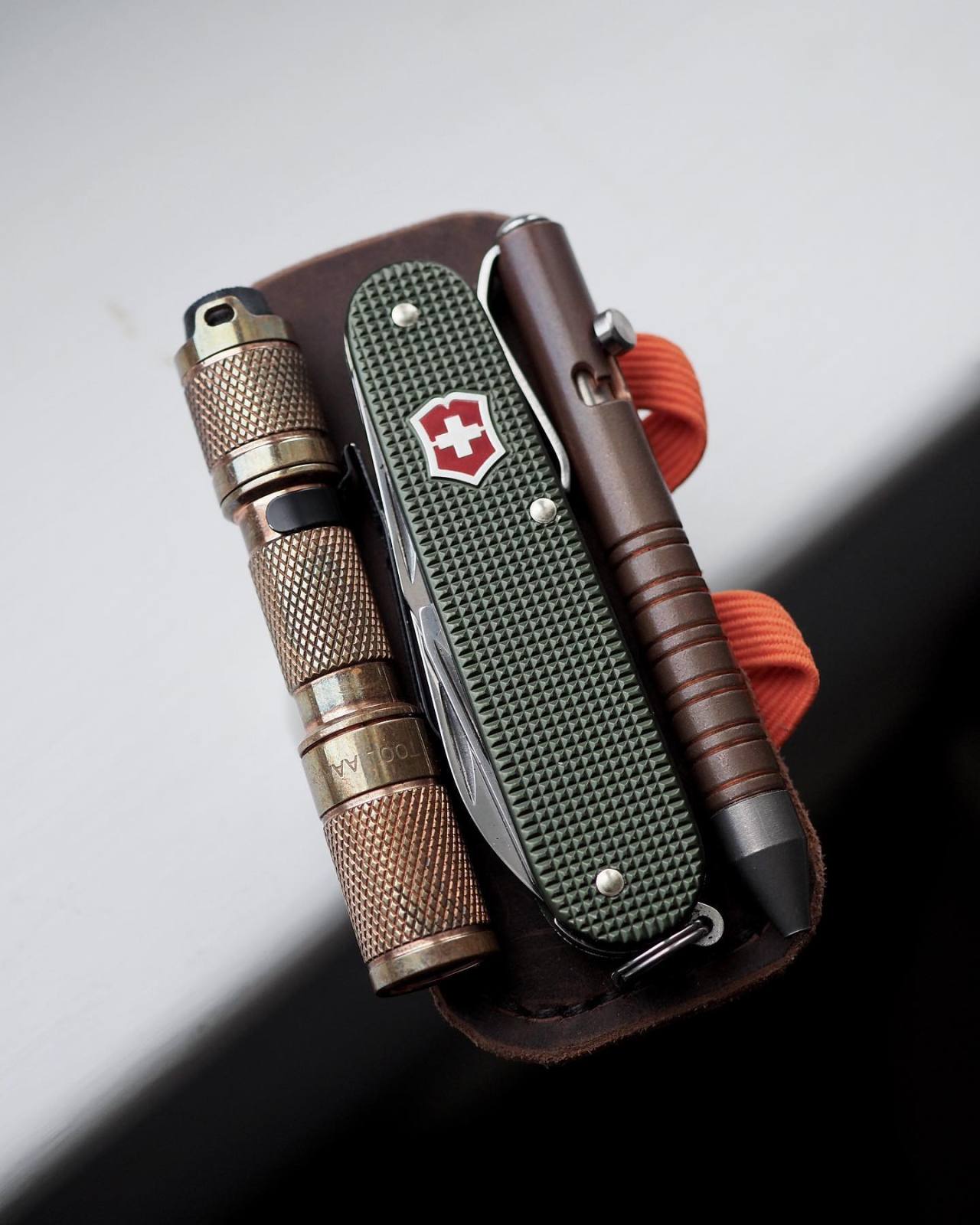 Sunday trio.
.
.
.
#edccommunity #pocketdump #sakallday #victorinox #victorinoxswissarmy #swissarmyknife #edcpen #lumintoptool #victorinoxcadet #penknife #edcgear #edcpocketdump #geardump #pocketdump #edccarry #everydaycarrygear #lumintop...