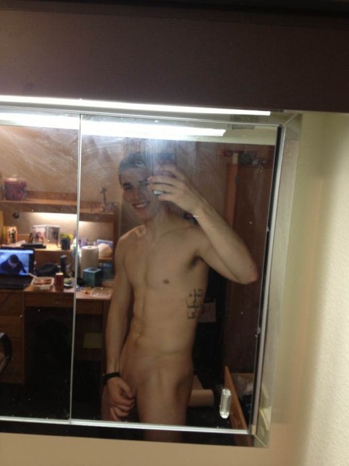 postmypecker:  Sharing yourself through selfies