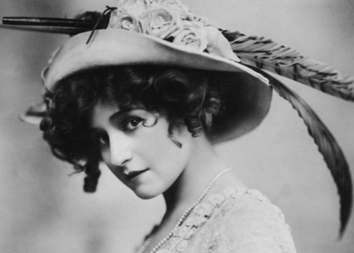  Gabrielle Ray (28 April 1883 - 21 May 1973), was an English stage actress, dancer and singer, best 