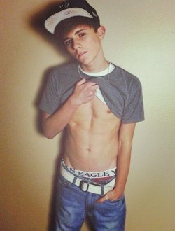 sagginboys:  Dylan showing a nice AE waistband